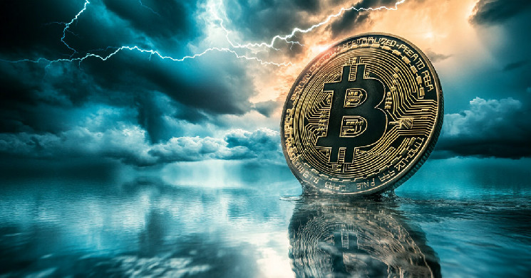 Bitcoin falls below $82K as global markets tackle the imminent "liberation day"
